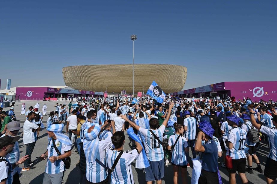 Torcedores da Argentina caminham para a entrada do Estádio de Lusail, palco da final da Copa do Mundo, em Doha
