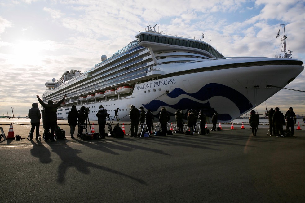 Navio Diamond Princess está atracado em Yokohama, no Japão, com infectados pelo novo coronavírus em quarentena — Foto: Kim Kyung-Hoon/Reuters