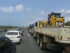 Bloqueio na rodovia AL-101 Sul provocou intenso congestionamento (Foto: Carolina Sanches/G1)