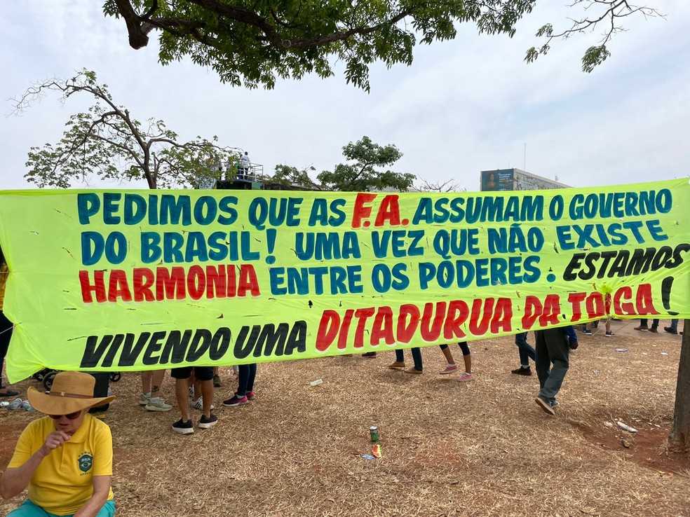 Faixa antidemocrática em favor do presidente Jair Bolsonaro (PL) durante comemorações do 7 de Setembro, em Brasília — Foto: Anna Reis/TV Globo