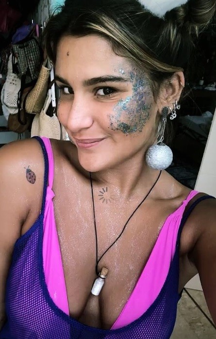 Giulia Costa curte carnaval com glitter biodegradável (Foto: reprodução/ instagram)