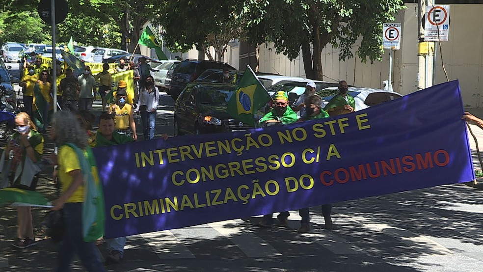 Manifestantes em Belo Horizonte carregavam faixas com mensagens inconstitucionais — Foto: G1 MG