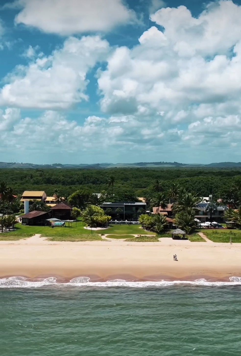 A vista frontal da mansão em que Gabriel Medina está hospedado para o Ano Novo, em Maracaípe — Foto: Reprodução