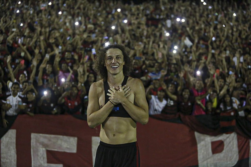 David Luiz agradece o carinho do torcedor do Piauí — Foto: Gilvan de Souza / CRF