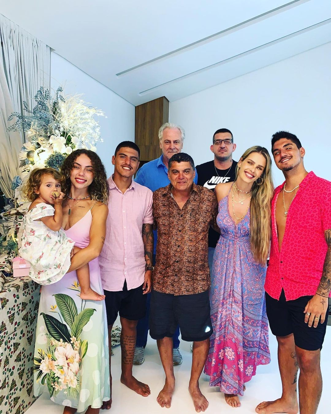 Gabriel Medina com o pai, Cláudia Ferreira, Yasmin Brunet e mais parentes (Foto: Reprodução Instagram)
