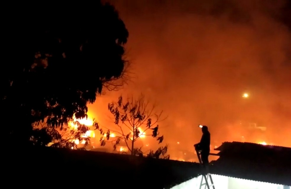 Chamas atingiram veÃ­culos que estavam no local â€” Foto: Site na MÃ­dia News