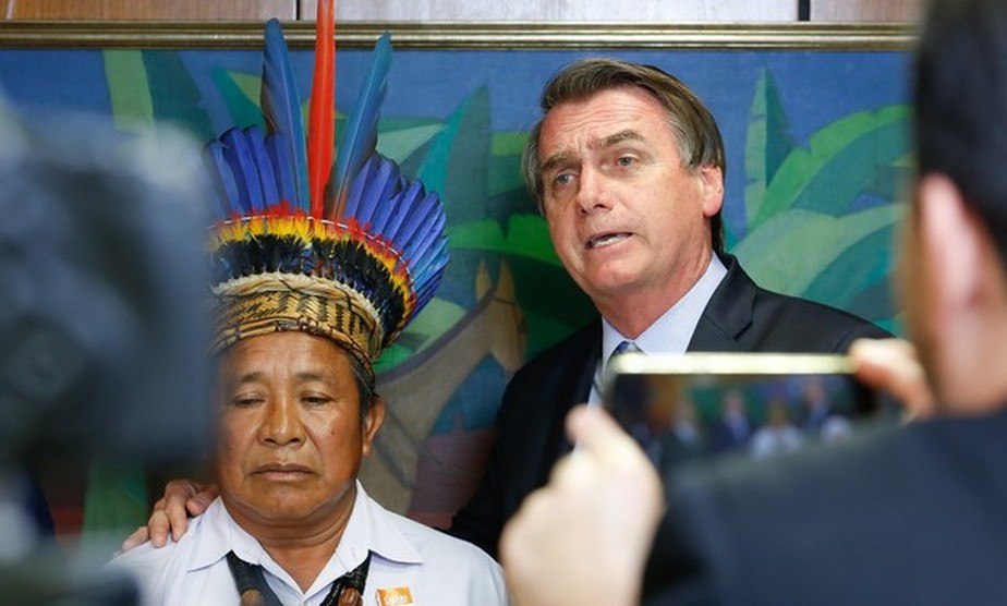 O presidente Jair Bolsonaro recebe indígenas no Planalto
