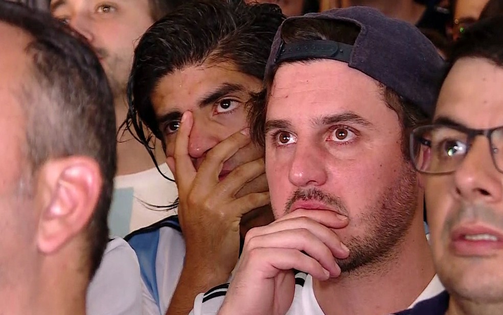 Torcedores da Argentina sofrem com a derrota para a FranÃ§a em bar em SP (Foto: TV Globo/ReproduÃ§Ã£o)