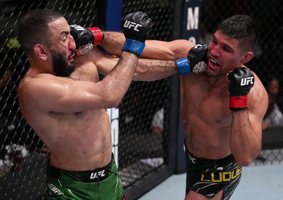 Vicente Luque golpeia Belal Muhammad no UFC — Foto: Getty Images