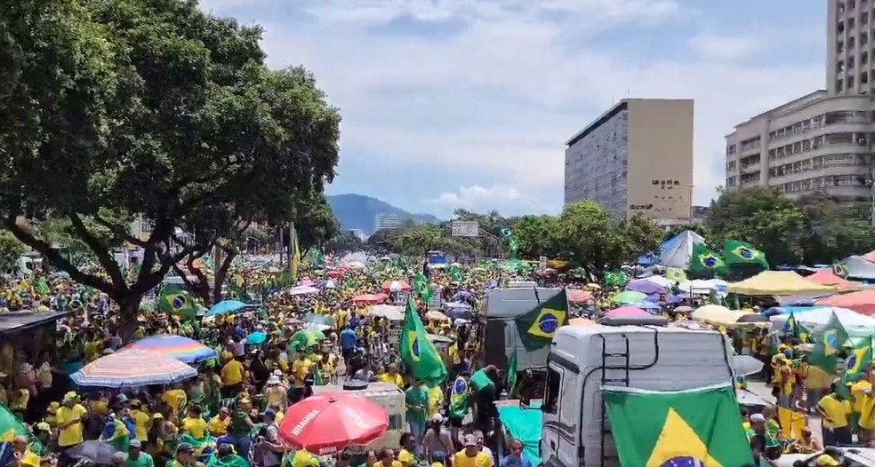Ato de caráter golpista no Centro do Rio fecha a Avenida Presidente Vargas no dia 15 de novembro — Foto: Reprodução redes sociais