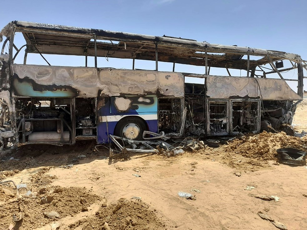 Estrutura de ônibus danificada por incêndio após acidente que deixou dez mortos no sul do Egito  — Foto: AFP