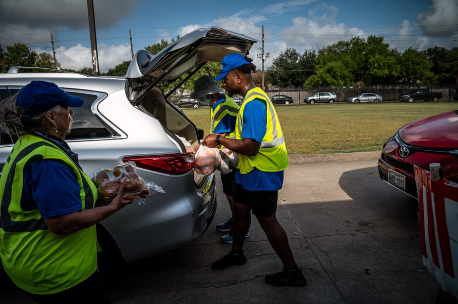 Voluntários distribuem mantimentos para famílias com insegurança alimentar