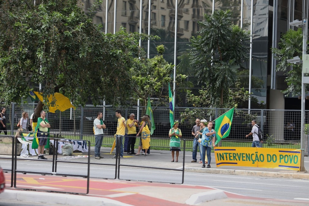 Grupo de manifestantes chega à avenida Paulista e pede 