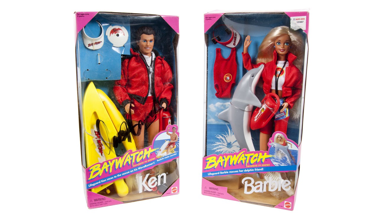 A Barbie e o Ken de 'SOS Malibu' foram criados em 1994. A caixa do boneco está autografada por Hasselhoff. Preço pelo casal de plástico: 600 a 800 dólares estimados (1.350 a 1,8 mil reais). (Foto: Reprodução)