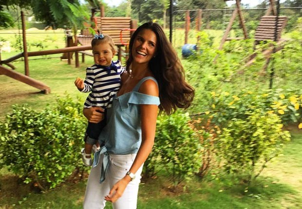 A modelo Daniella Sarahyba, que retirou o implante que usava desde os 17 para engravidar das filhas Gabriela, de 6 anos, e de Rafaela, de 1 (Foto: Reprodução / Instagram)