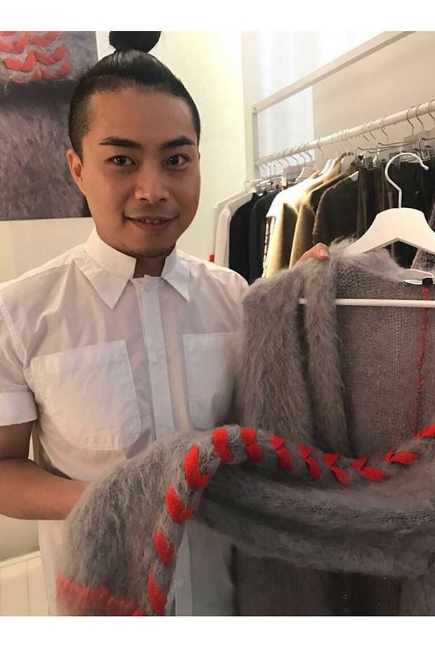 Chris Ran Lin with one of his bespoke knitwear designs (Foto: @SUZYMENKESVOGUE)