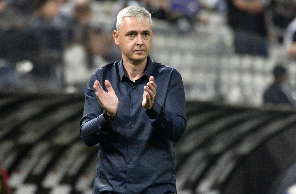 [COMENTE] Para você, Tiago Nunes faz certo ao optar por um time misto contra a Inter de Limeira?