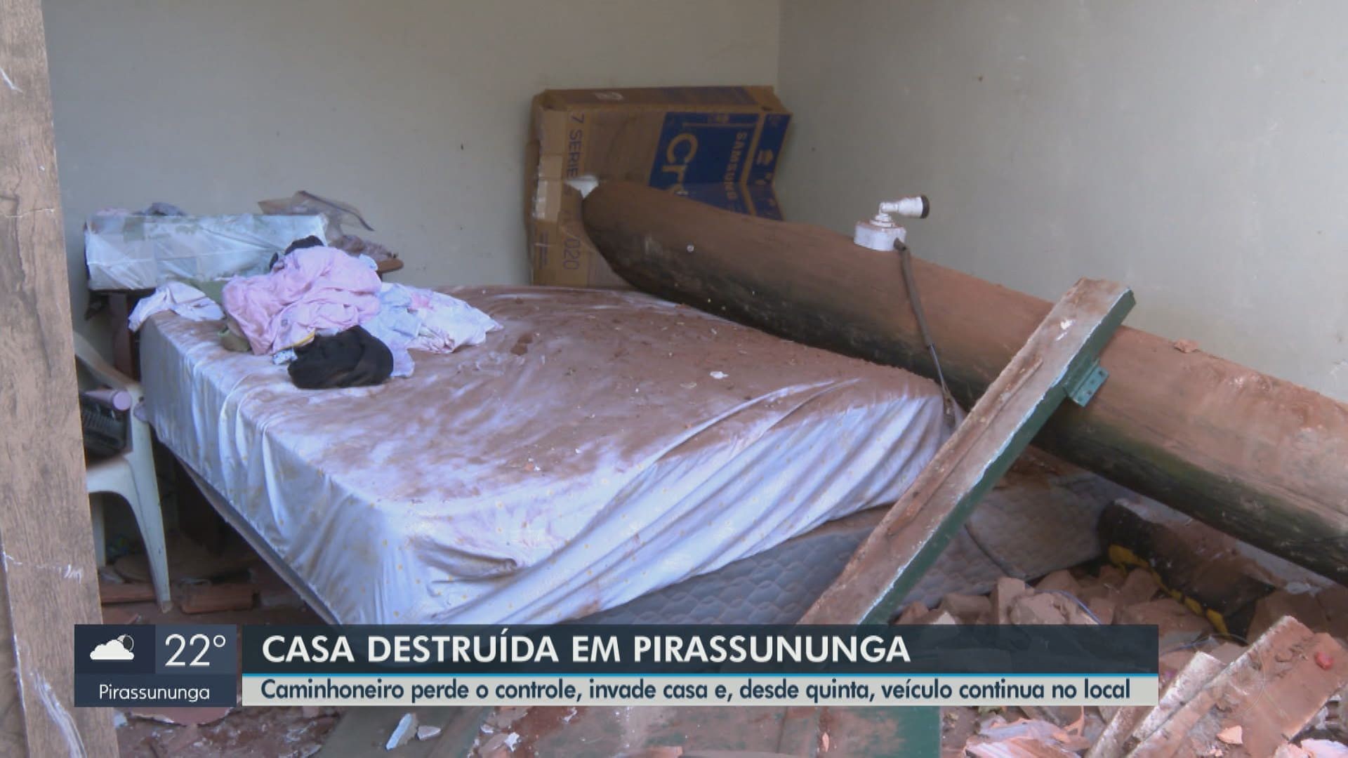 Três dias após acidente que destruiu casa em Pirassununga, caminhão continua no local e família espera providências