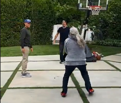 Bruce Willis joga basquete com amigos  — Foto: Reprodução 