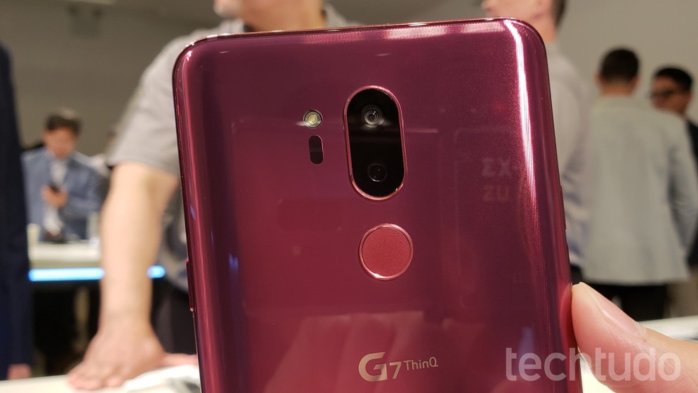LG G7 apresenta o leitor de impressões digital na parte traseira, abaixo das duas câmeras (Foto: Thássius Veloso/TechTudo)