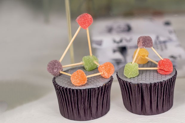 Topo de doce — Para decorar os cupcakes, balas de goma espetadas com palitos imitaram estruturas de moléculas (lembra dessa aula?). Fácil de reproduzir! (Foto: Thais Galardi/GNT)