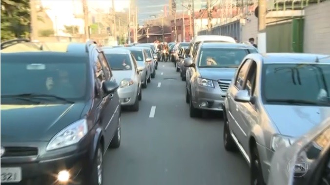 Veículos de transporte individual por aplicativo em São Paulo (Foto: Reprodução/TV Globo)