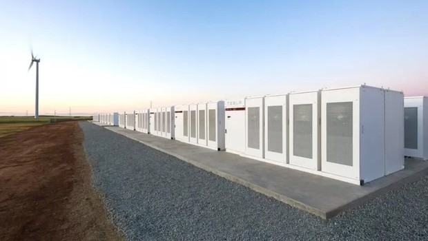 Bateria de íon-lítio na Austrália; instalação permite armazenar energia de fontes renováveis. (Foto: Reuters via BBC)