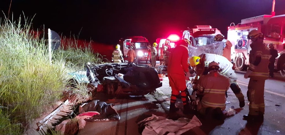 Acidente Entre Carro E Caminhao Deixa Cinco Pessoas Feridas Em Rodovia No Df Distrito Federal G1