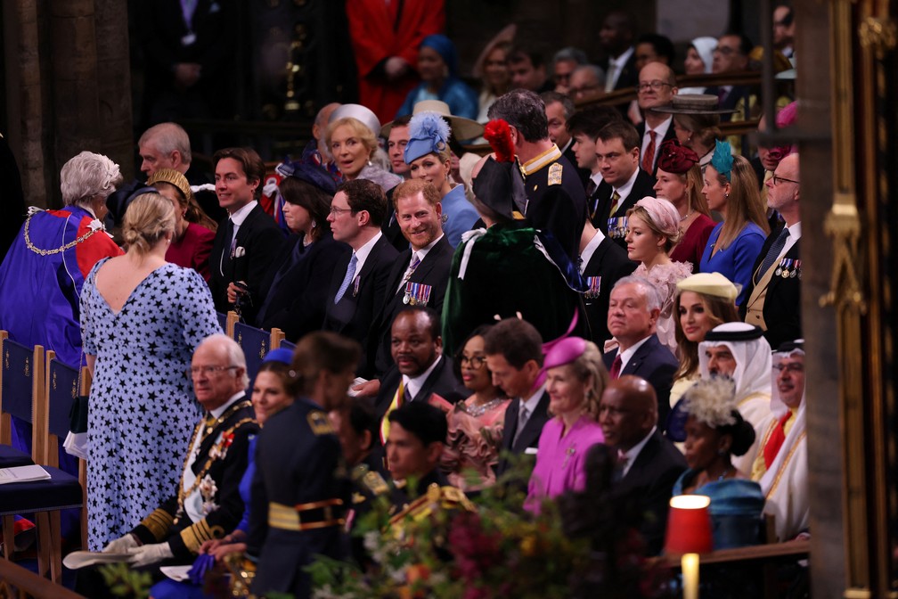 O príncipe Harry entre os convidados na coroação — Foto: Richard Pohle/Pool via Reuters