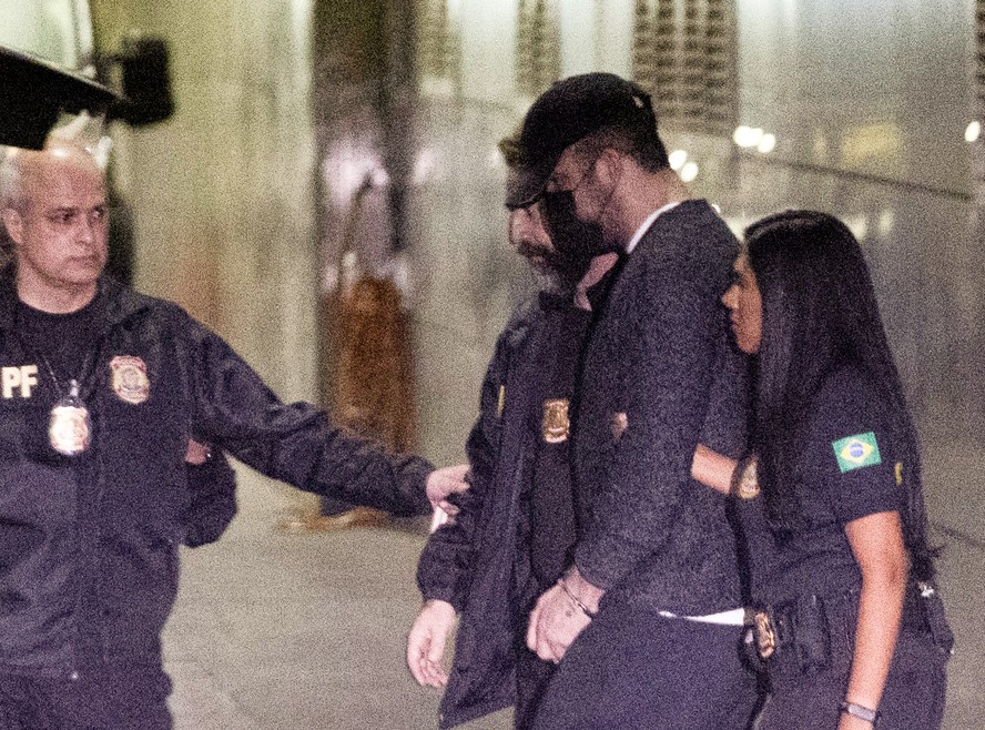O empresário Thiago Brennand ao chegar ao Brasil escoltado por agentes da Polícia Federal que acompanhou a deportação