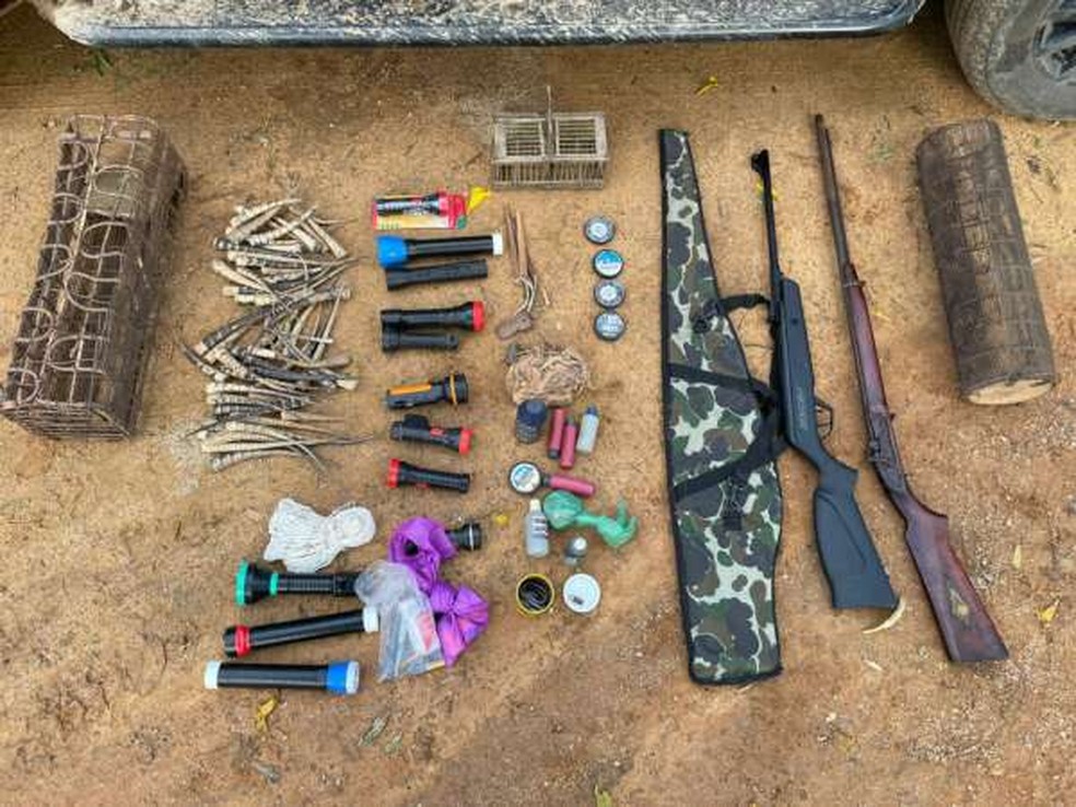 Homem é preso com espingardas e 57 caudas de tatu no interior do Ceará. — Foto: PMCE/Reprodução