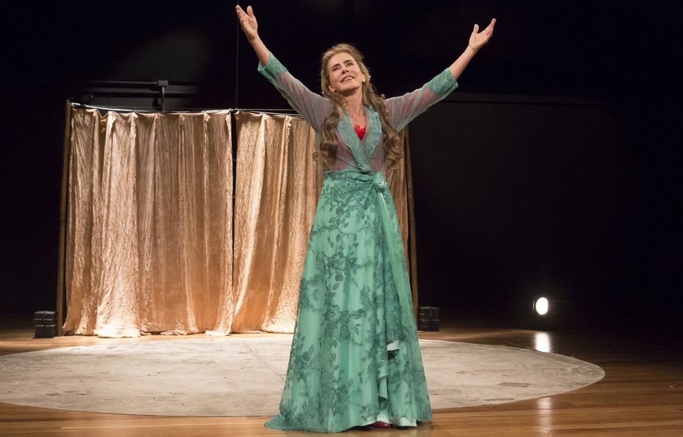 "A Mulher de Bath" chega ao Teatro Riachuelo em Natal nesta sexta-feira (2) — Foto: Matheus José Maria/Divulgação