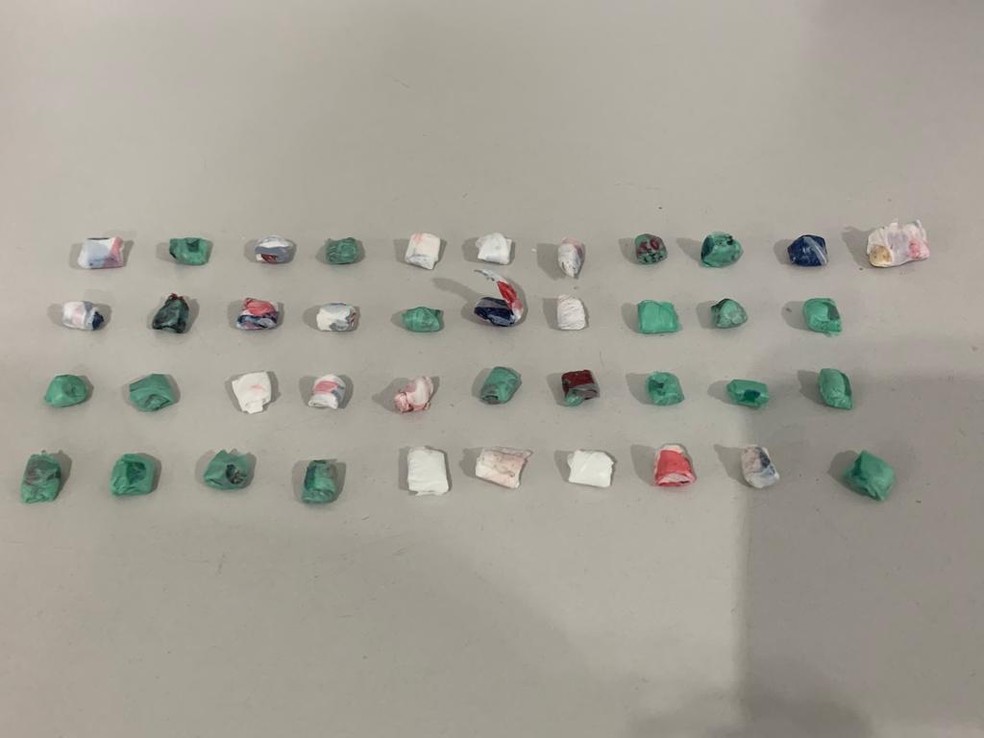 Suspeito, de 41 anos, foi preso em flagrante por tráfico de drogas após se engasgar com pedras de crack — Foto: Polícia Civil/Divulgação