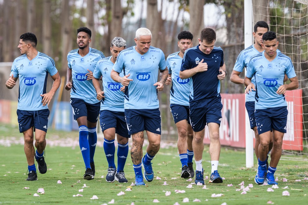 Elenco do Cruzeiro durante atividade na Toca da Raposa — Foto: Gustavo Aleixo/Cruzeiro