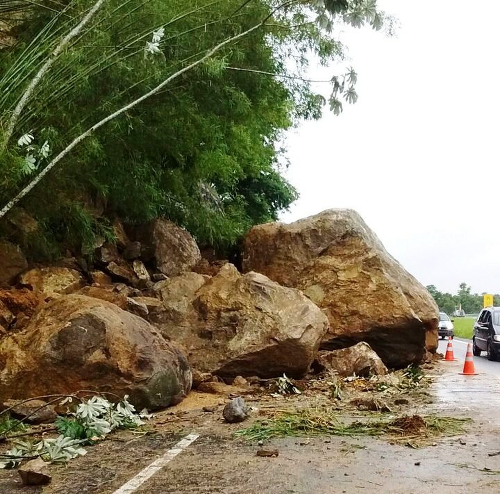 Tráfego de veículo foi parcialmente bloqueado após queda de rocha na pista (Foto: Divulgação/Polícia Militar Rodoviária)