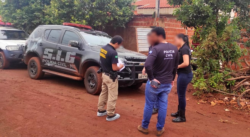 Polícia chegou à residência após investigações. — Foto: Reprodução/ Olimar Gamarra