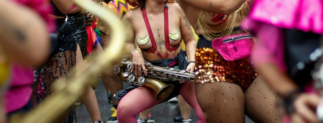 Carnaval: tendências para a folia encontram vez na liberdade e nos corpos ainda mais à mostra — Foto: AFP