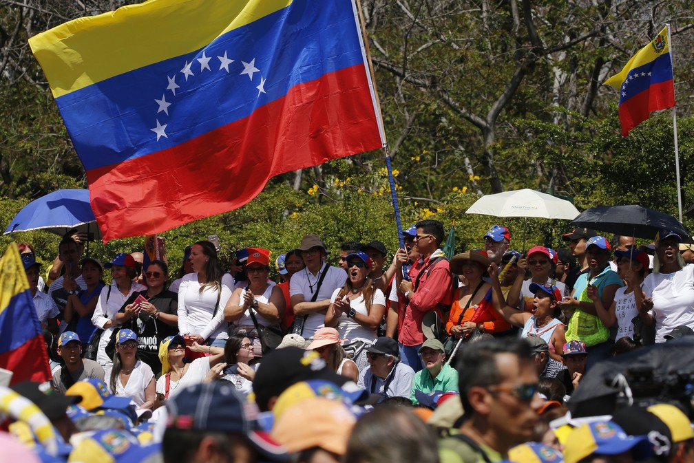 Apoiadores de Guaidó reúniram-se em Caracas nesta segunda (4), para pedir a renúncia do presidente venezuelano, Nicolás Maduro. — Foto: Fernando Llano, AP
