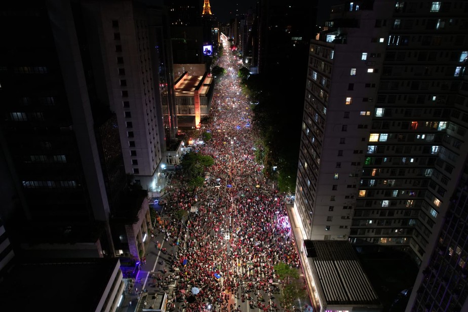 A Avenida Paulista tomada por apoiadores do presidente eleito Lula