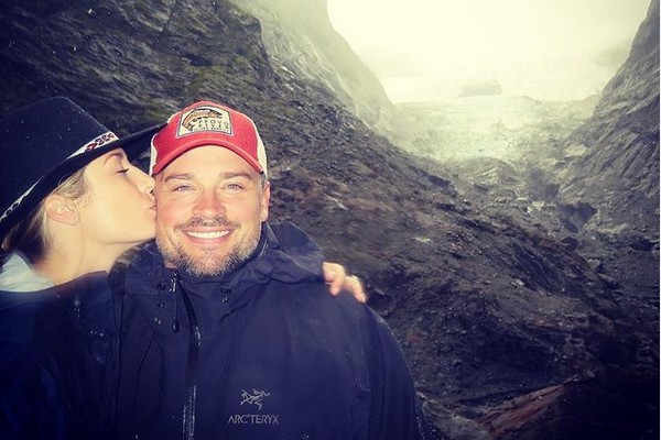 O ator Tom Welling com a esposa (Foto: Instagram)