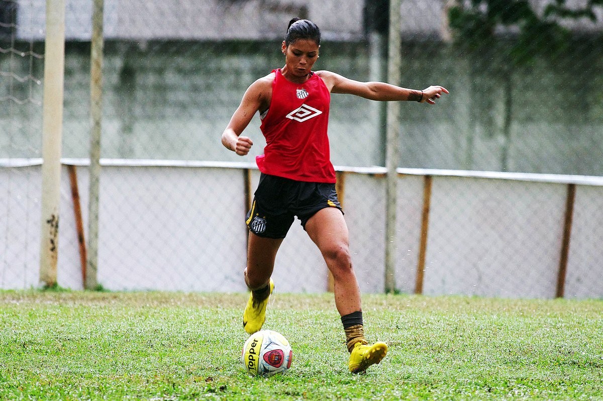 É oficial: ex-Santos, Alline Calandrini vai para o Corinthians ...