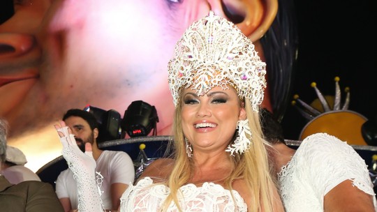 Após três anos, Ellen Rocche volta ao Carnaval com namorado na Estrela do Terceiro Milênio