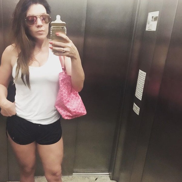 Simony posta foto com celular com capa de mamadeira (Foto: Reprodução/Instagram)