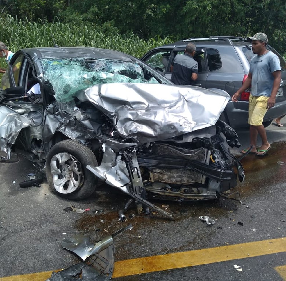 Batida entre dois carros deixa mortos na BR-101, no sul da Bahia — Foto: Arquivo Pessoal