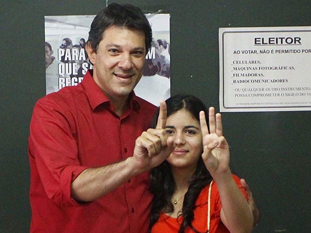 Haddad vota ao lado da filha (Foto: Marcos Bezerra/Futura Press/Estadão Conteúdo)