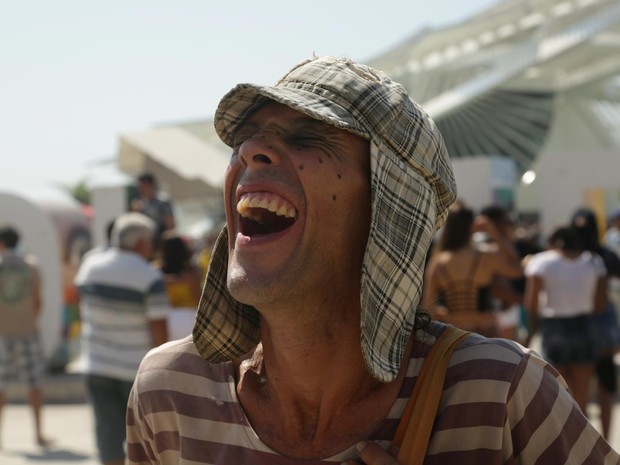 O paulista Roger Nardotto, 37 anos, ganha a vida vivendo o personagem Chaves no Boulevard Olímpico. Artista de rua chega a ganhar R$300 por dia (Foto: Marcello Cavalcanti/G1)