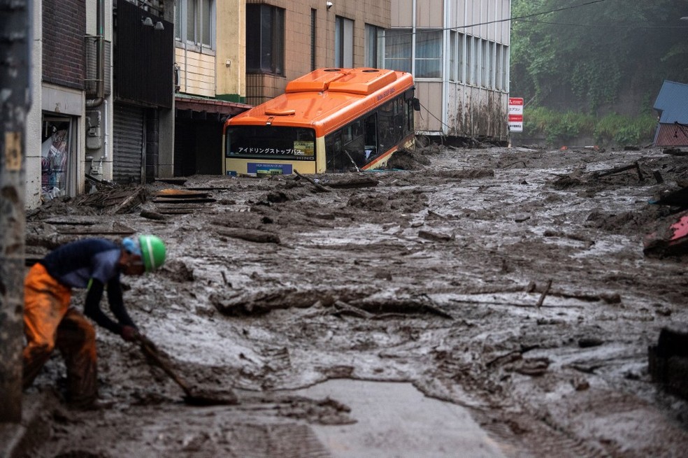 Imagem de lama que deslizoude morros em rua da cidade de Atami, no Japão, em 3 de julho de 2021 — Foto: Charly Triballeau / AFP