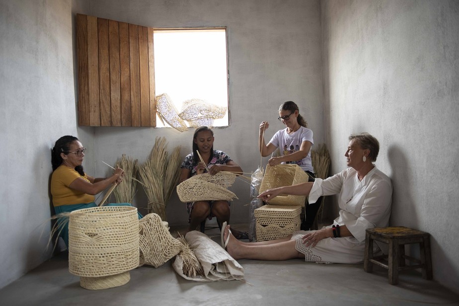 Durante projeto que valoriza o artesanato brasileiro, Zizi Carderari aparece junto com artesãs de Itaiçaba, no Ceará