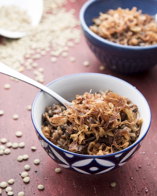 Receita árabe: arroz com lentilha e cebola caramelizada (Foto: Divulgação)
