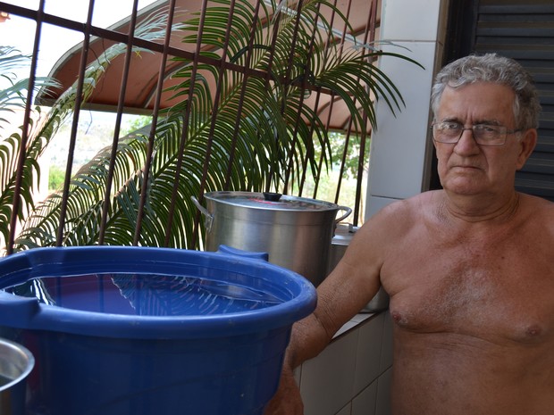 Preocupado, dono de bar armazena água em casa (Foto: Viviane Machado/ G1)